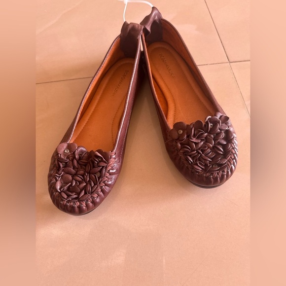 BCBG Max Azria flower flats shoes size 5.5 brown  new without tag - Picture 9 of 16